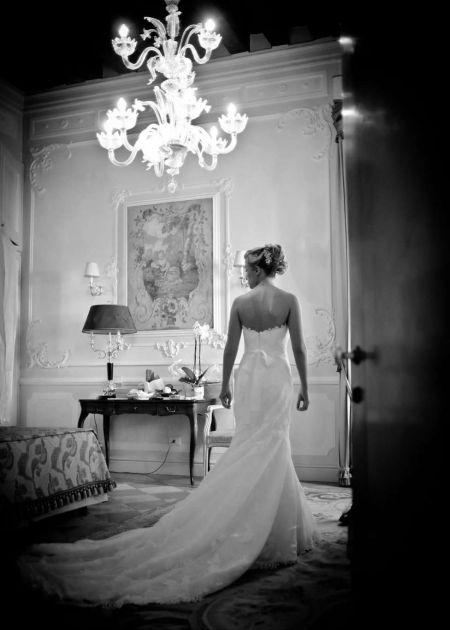 Wedding Planner a Treviso • Maria Mayer foto in bianco e nero di sposa in stanza antica a Venezia
