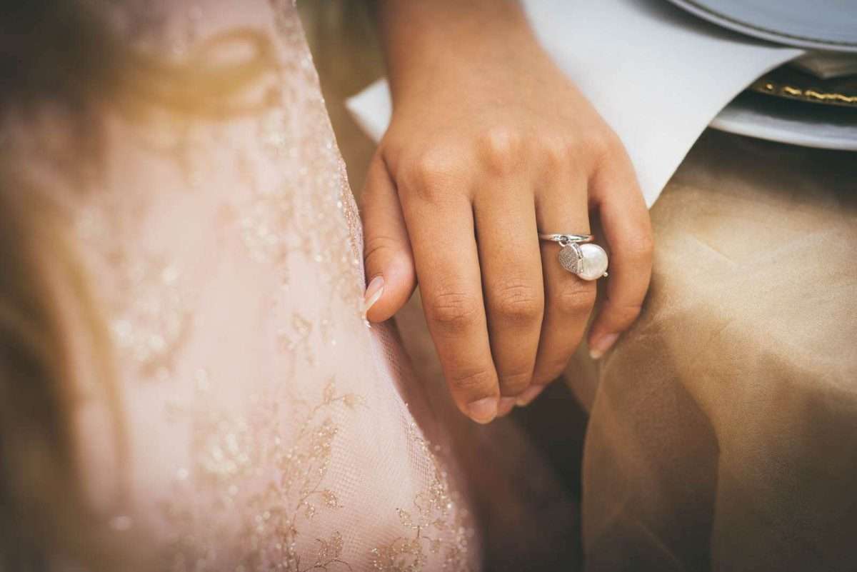 Primo piano di anello di fidanzamento nella mano di una futura sposa