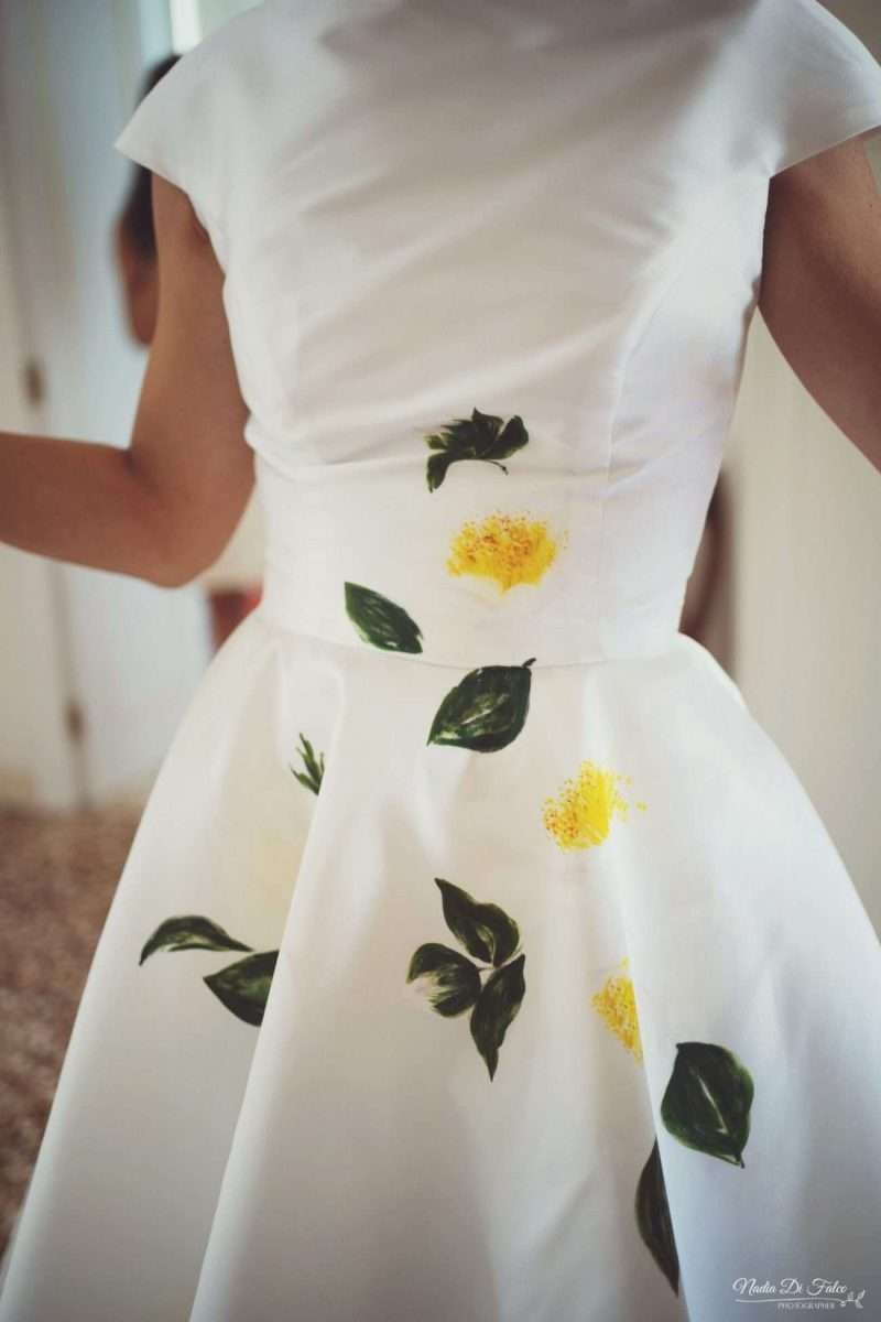 Abito da sposa di Maria Mayer al suo matrimonio: abito bianco con dipinti a mano fiori gialli e foglie verdi