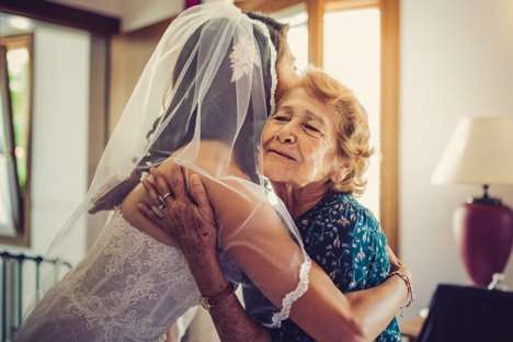 Sposa che abbraccia la nonna prima di andarsi a sposare - Maria Mayer Organizzatore di matrimoni