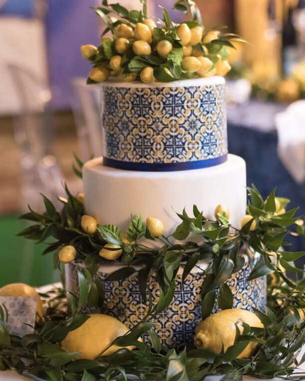 Torta nuziale decorata con limoni e maioliche tipiche di Amalfi