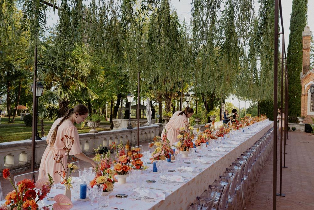 Wedding planner a Treviso Maria Mayer foto di sposa seduta su un letto in una stanza antica a Venezia mentre indossa una scarpa