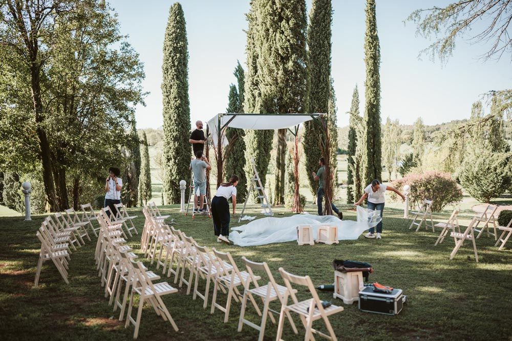 Wedding planner a Treviso Maria Mayer foto di sposa seduta su un letto in una stanza antica a Venezia mentre indossa una scarpa