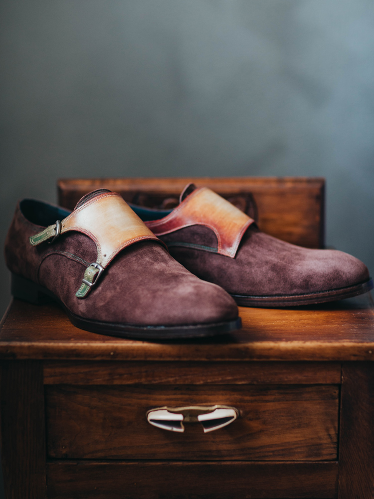 Scarpe sartoriali per lui, in un scamoscio color castagna e la chiusura sopra in pelle tinta a mano che riprende le sfumature dei frutti antichi, dal ruggine all'arancione fino al bianco