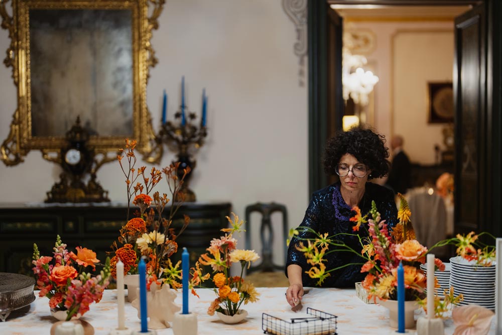 wedding planner a Treviso Maria Mayer primo piano di piatto in porcellana bianca con decori dorati e posate dorate