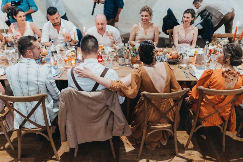 Wedding planner a Treviso Maria Mayer foto di sposa seduta su un letto in una stanza antica a Venezia mentre indossa una scarpa