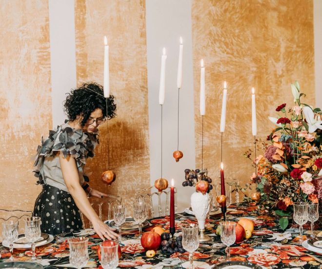 Organizzatore di matrimoni Maria Mayer durante i preparativi delle tavole del matrimonio autunnale ispirato a Clara Peeters