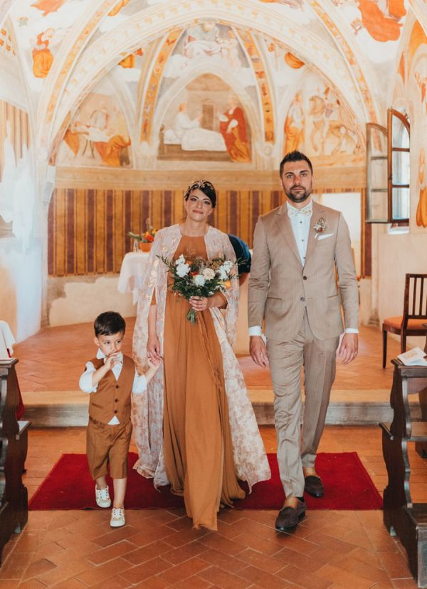 foto di sposa seduta su un letto in una stanza antica a Venezia mentre indossa una scarpa, wedding & event designer a Treviso, Veneto e Italia Maria Mayer