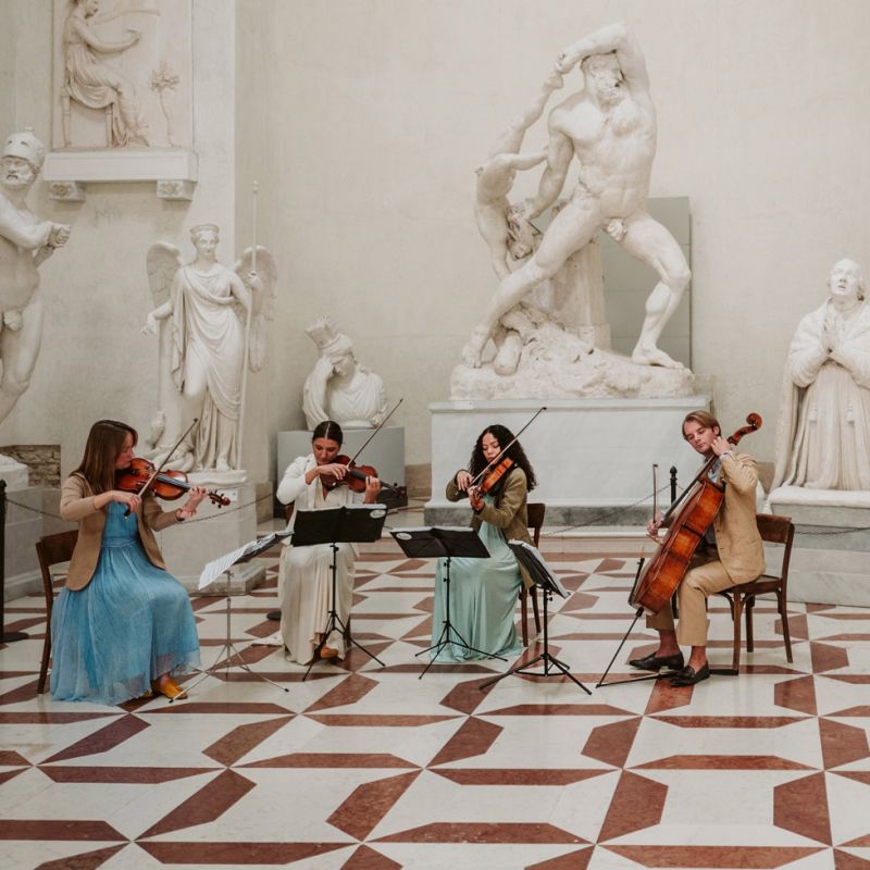 wedding planner a Treviso Maria Mayer primo piano di piatto in porcellana bianca con decori dorati e posate dorate