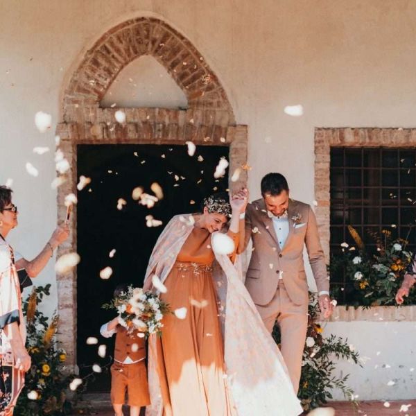 mamma sposa con bambino