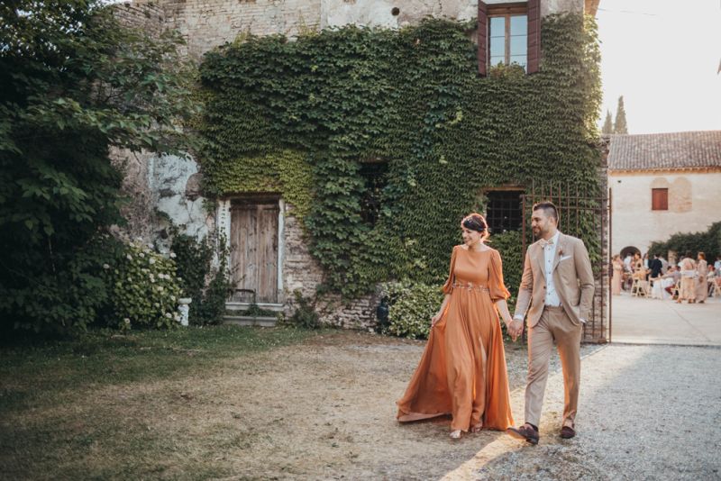 primo piano di piatto in porcellana bianca con decori dorati e posate dorate wedding & event Designer a Treviso Maria Mayer