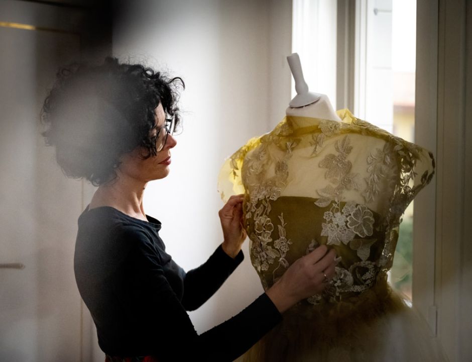 Organizzatore di matrimoni Maria Mayer in studio che crea la moodboard del matrimonio autunnale ispirato a Clara Peeters